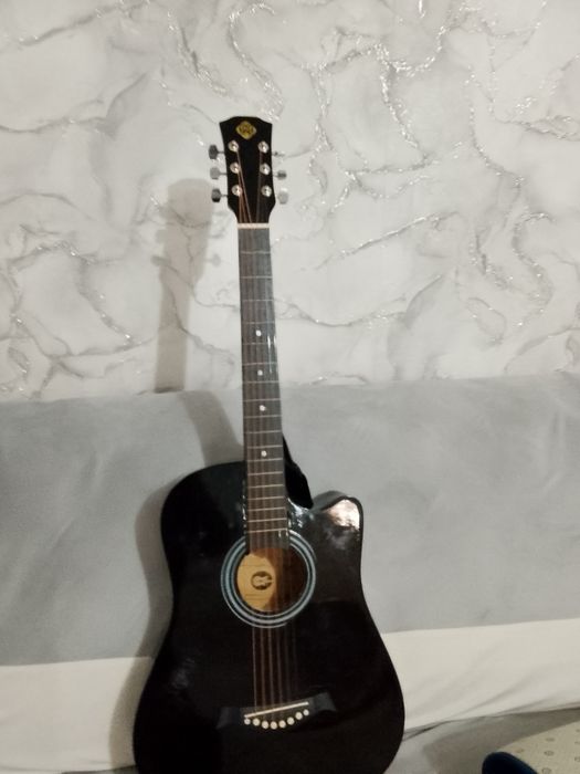 Продаю гитару не дорого идеал почти новый