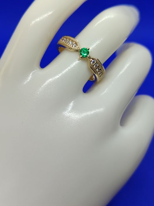 Златен пръстен с Колумбийски изумруд и диаманти