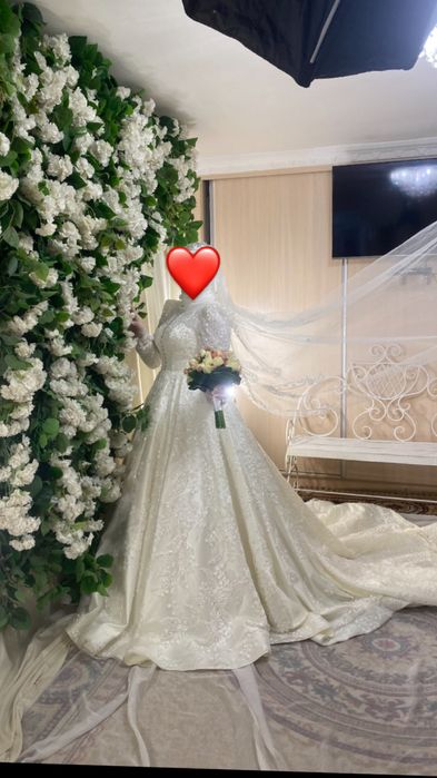 Qora yigit Sienna Vestning uzun siki bilan shirin eshagini qalampirlaydi.