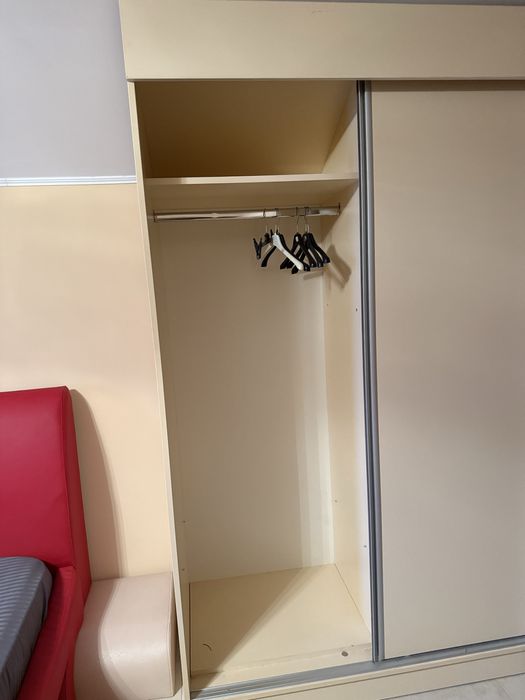 Pat + saltea și două șifoniere cu multe compartimente