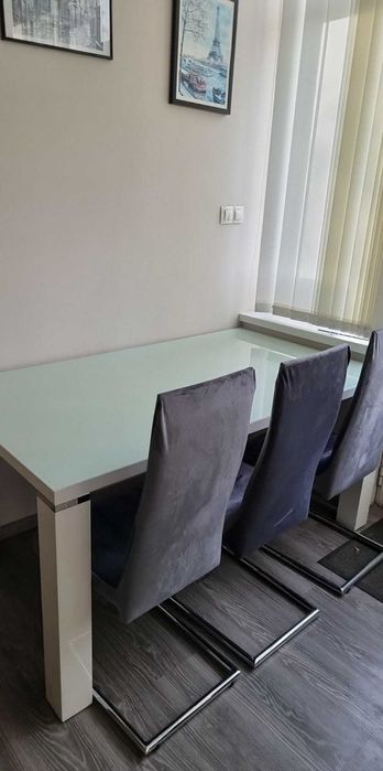 Продавам трапезна маса