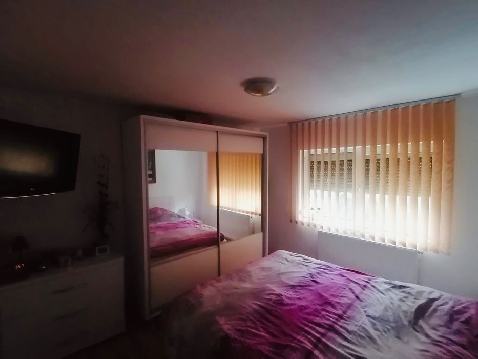 Vând apartament 3 camere oras Siret