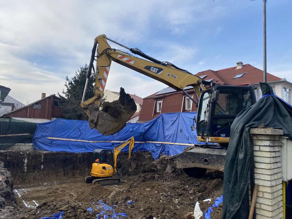 Inchiriez excavator pneuri