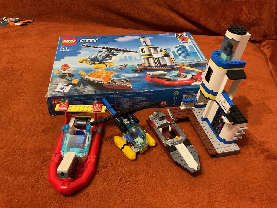LEGO® City - Politia si pompierii de coasta 297 piese
