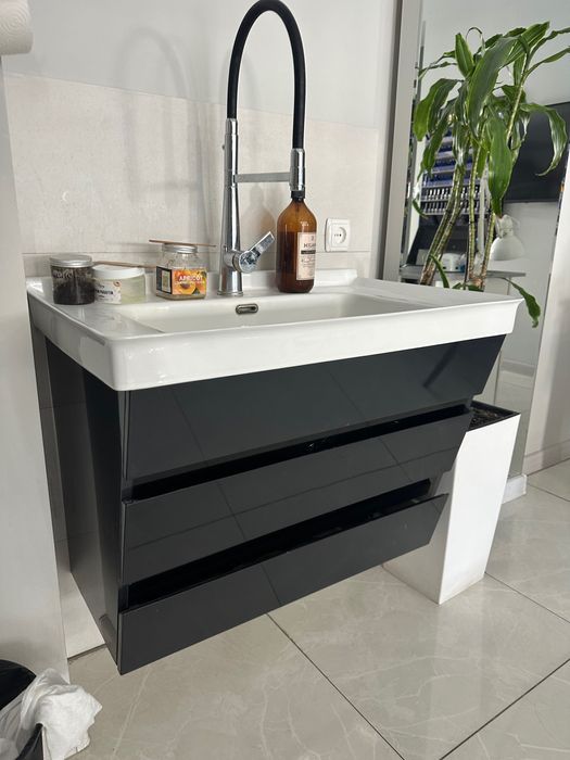 Диваны, стулья , столы, раковина, люстры.