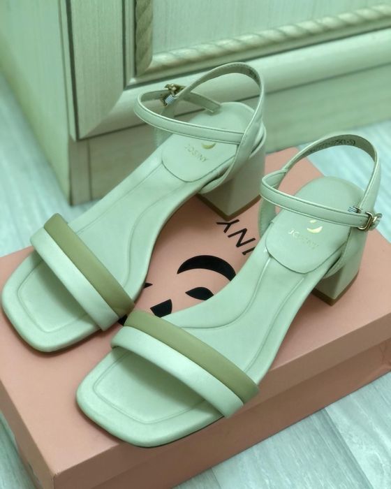 Босоножки бежевые