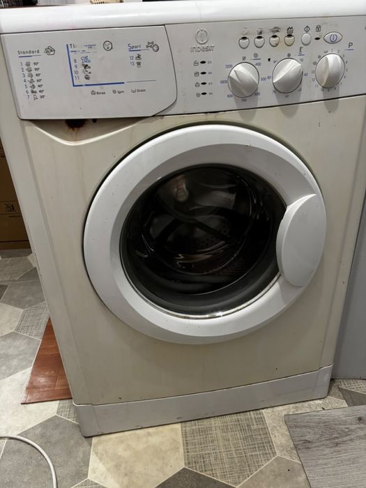 Продаю машинку indesit на запчасти б/у