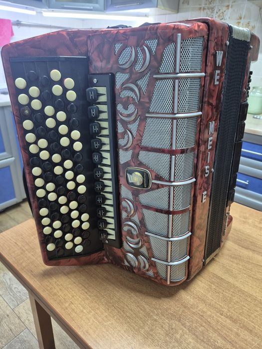 Продаётся баян weltmeister grandina