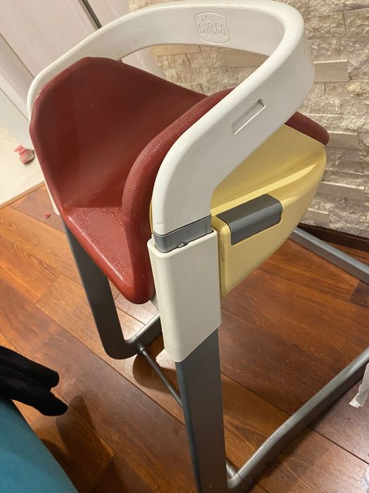 Scaun de masa Chicco I-sit poate fi folosit pana la 8 ani transforma