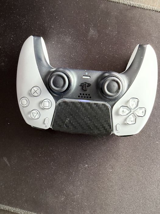 Vand ps5 disc fara probleme, cu tot cu maneta si joc