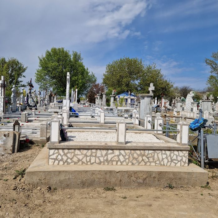 Vând 2 locuri de veci în cimitirul Ghe Lazar( Galați). Sola C , rândul 7( libere)