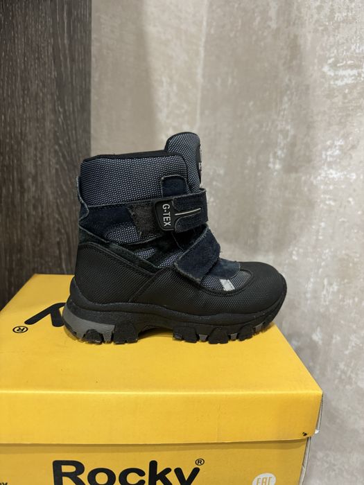 Продам детскую обувь