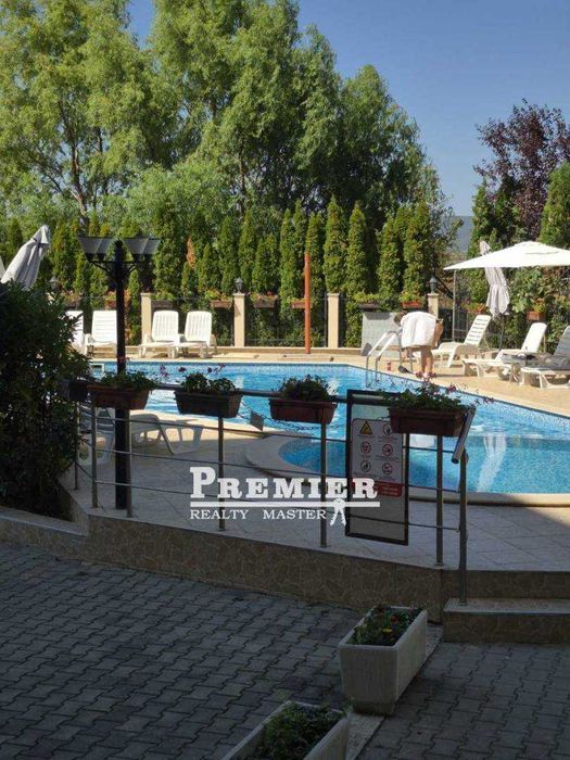 Продава се тристаен апартамент  в курорта Слънчев бряг.