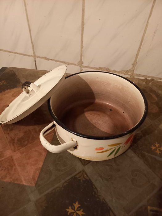 Продам  кастрюли,блюда и много др б/у, недорого.