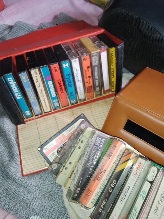 2 suporturi cu casete vechi