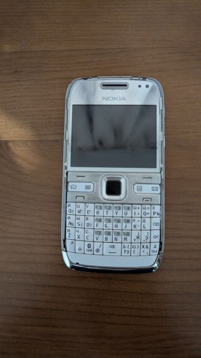 Продавам Nokia e72