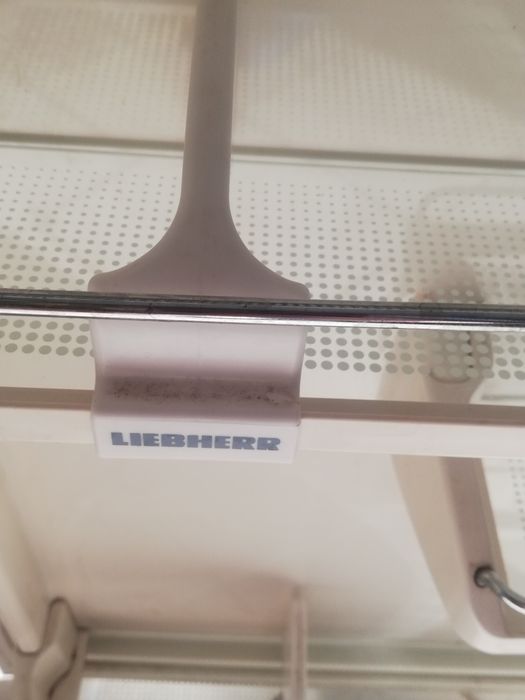 Продавам малък хладилник Либхлер