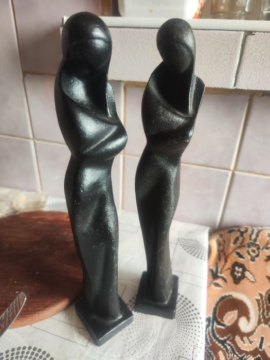Vând două statuete din fonta.