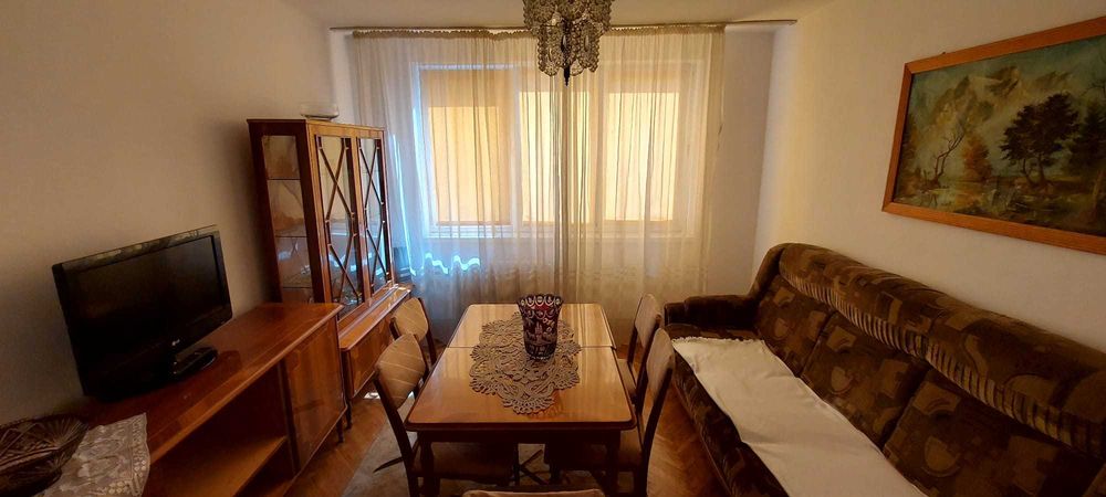 Ofer spre vânzare un apartament semidecomandat, situat la etajul 3 al unui bloc din Turda, județul Cluj.