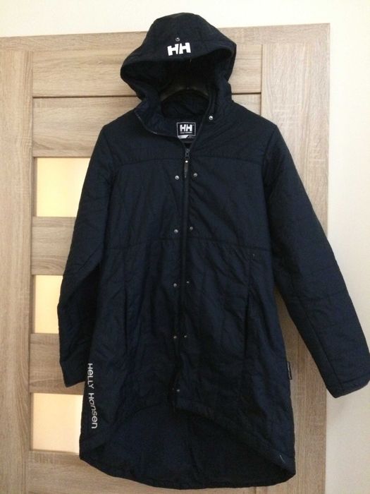 Дълго тъмно синьо яке Helly Hansen.