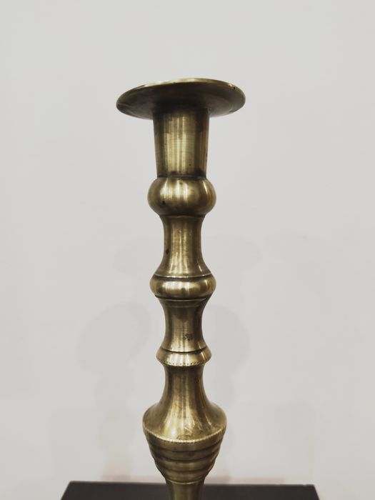 Холандски, винтидж , висок месингов свещник .