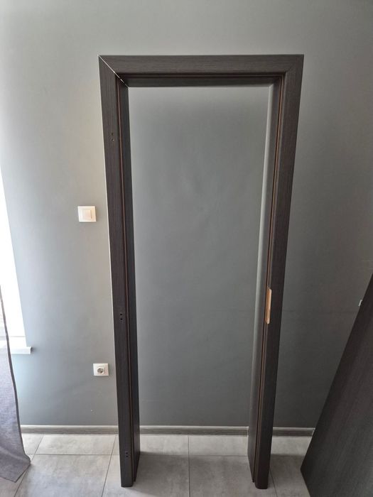 Врата с каса и панти