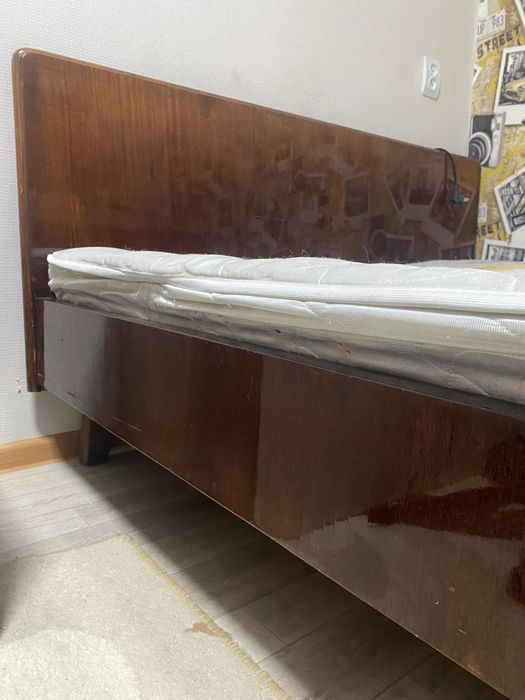 Кровать с двумя матрацами