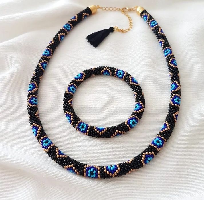 Оригинальные жгуты из бисера