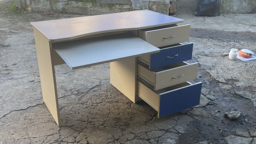 Практично компютърно/ученическо бюро с 4 чекмеджета