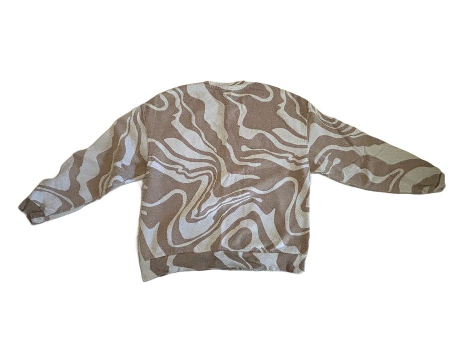 Синя блуза от Stradivarius и шарена блуза от Bershka