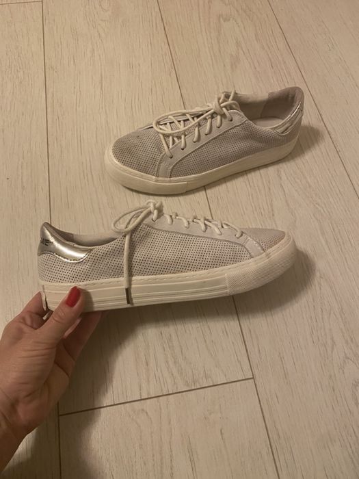 tenisi pt.fete,marca "No Name",marinea 38,piele naturala,crem,sireturi