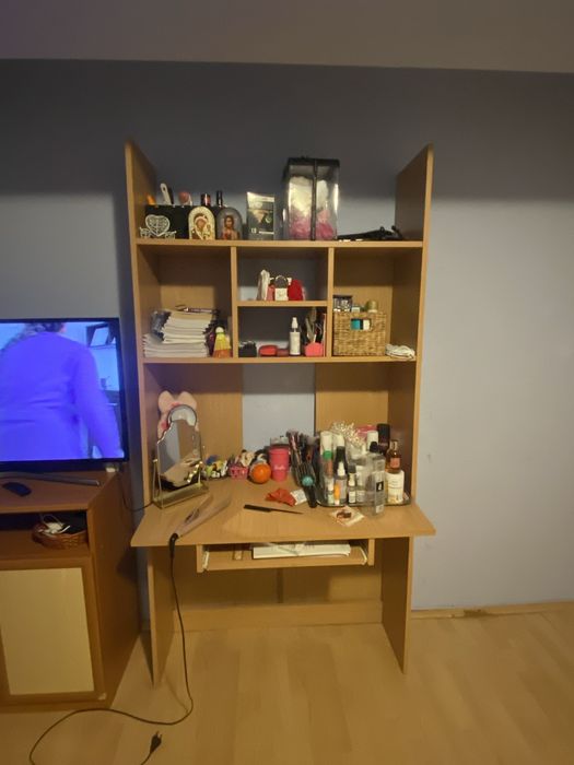 Vand birou cu rafturi atasate