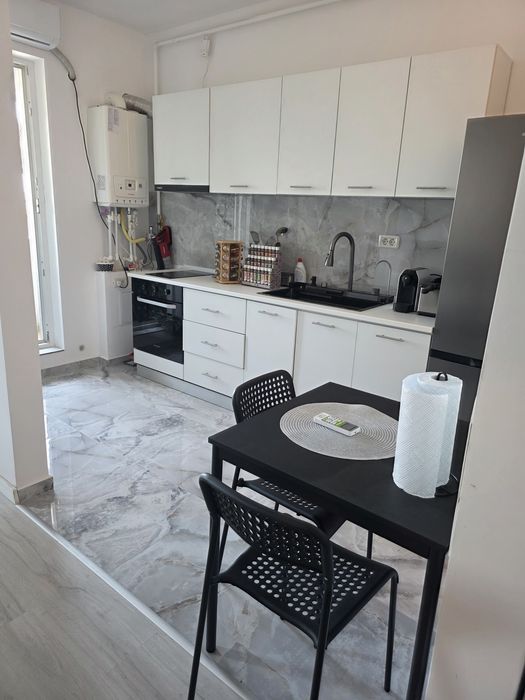 Închiriez garsoniera + loc parcare