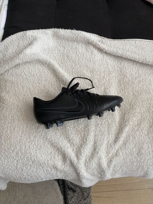 Продат се: Nike Tiempo Legend 10 Academy FG/MG 42EUR