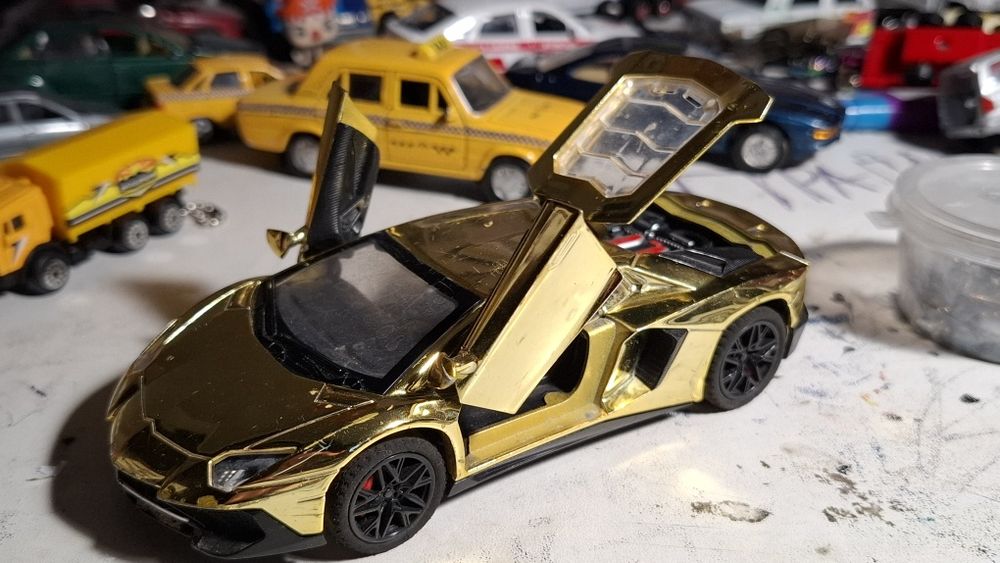 Машинки игрушки.