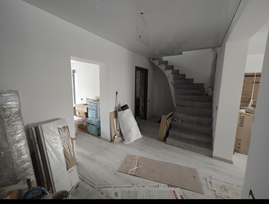 Preț cu TVA inclus Vila  garaj + beci+magazie),parter + etaj zona cent