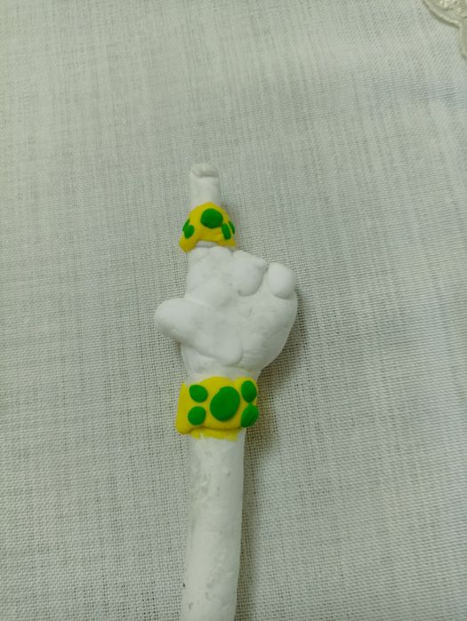 Пикми палочка с изумрудным кольцом (из пластилина)