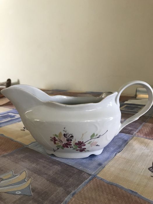 Чайник, чайные чашки, соусник