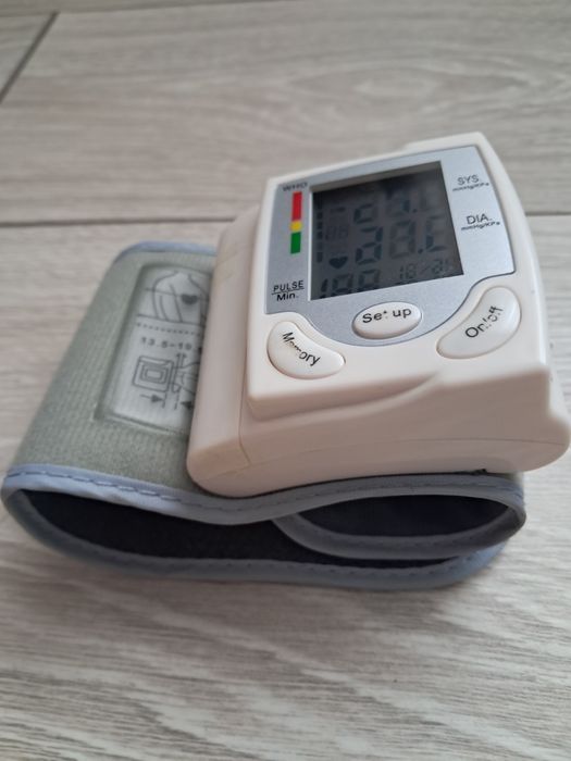 Электронный тонометр запястье модель CK 1018.