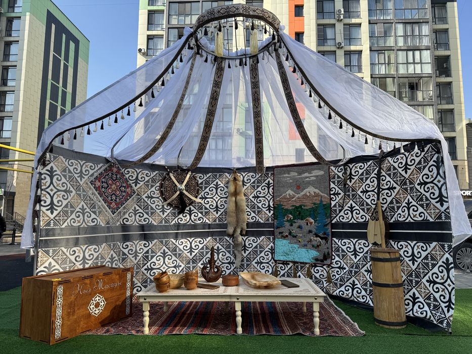 полуюрта жарты киіз үй