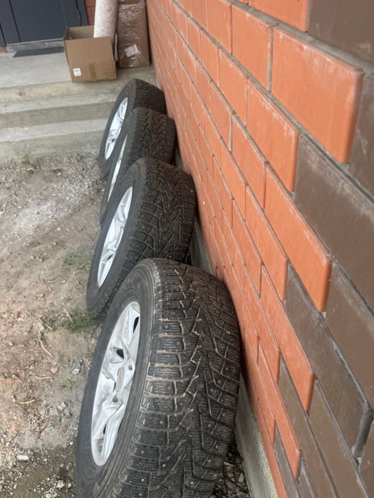 Продам зимние шипованные шины Максис