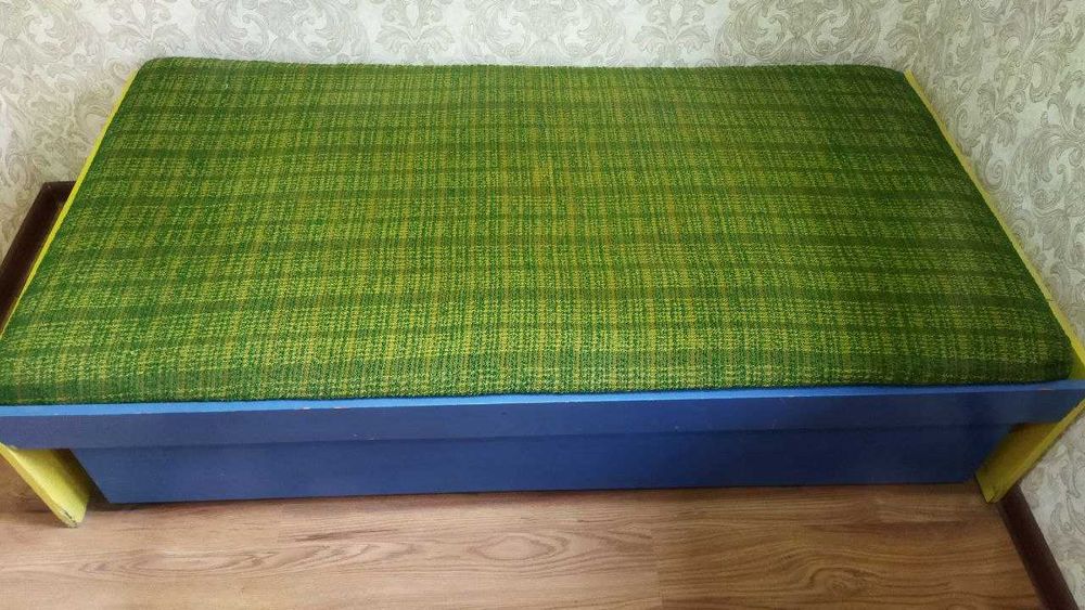 Детская кроватка с матрасом и тумбочкой