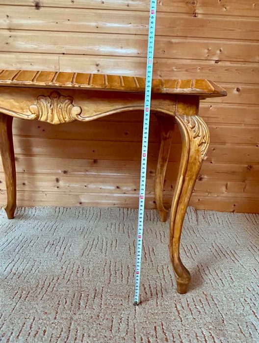 Masă elegantă din lemn masiv – stil clasic, deosebită