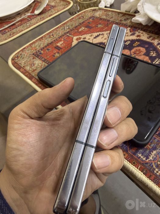 Samsung Fold 4 2 sim 256 g ishlashi zor