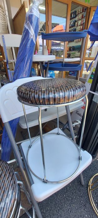 Табурет, табуретки, стулья, столы.