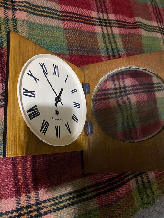 Два часовника ръчен и стенен