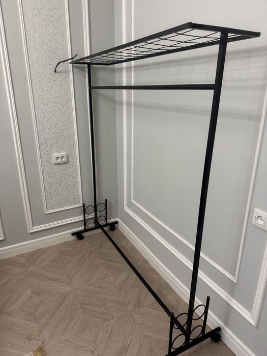 Продам вешалку новую