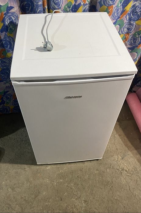 Компактен хладилник Crown GN 1101FLN с камера (82 л)