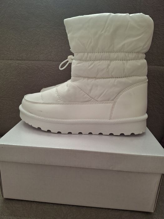 Дамски бели апрески 38 номер нови,с пух отвътре.