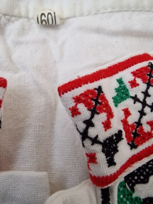 Продавам дълга риза с българска бродерия.